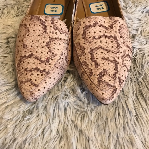 Time & Tru Women’s Pointy Toe Snake studded Loafer Flats - Picture 4 of 5